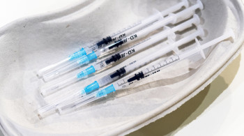 Regjeringen har besluttet at sykehjemsbeboere og personer som er 75 år eller eldre anbefales en ny oppfriskningsdose mot covid-19 hvis det har gått mer enn seks måneder siden forrige dose. (Illustrasjonsfoto) Regjeringen har besluttet at sykehjemsbeboere og personer som er 75 år eller eldre anbefales en ny oppfriskningsdose mot covid-19 hvis det har gått mer enn seks måneder siden forrige dose. (Illustrasjonsfoto)