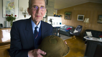 Nå avdøde Sverre Sølversen fra Randaberg var krigsveteran som deltok i landgangen i Normandie i 1944. I mai 2015 mottok han minnemedalje for sin innsats under andre verdenskrig. På bildet holder han hjelmen han benyttet i krigsårene. Nå avdøde Sverre Sølversen fra Randaberg var krigsveteran som deltok i landgangen i Normandie i 1944. I mai 2015 mottok han minnemedalje for sin innsats under andre verdenskrig. På bildet holder han hjelmen han benyttet i krigsårene.