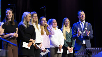 Under ordførerens nyttårsmottakelse blir det hvert år delt ut heder til enkeltpersoner eller lag fra Randaberg som har gjort en enestående innsats. Her er ordfører Jarle Bø på scenen på Varen kulturscene sammen med Randaberg sitt damelag i volleyball.