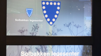 Illustrasjonsfoto. Skilt på dører i inngangspartiet til det nye Solbakken legesenter. Illustrasjonsfoto. Skilt på dører i inngangspartiet til det nye Solbakken legesenter.