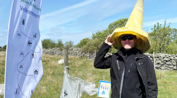 Søndag er du velkomen til ny ryddedag langs stranda frå Viste til Vistnes. Biletet er henta frå fjorårets ryddedag, der prosjektleiar Arve Jaatun i Jæren friluftsråd (kanskje) har funne hatten til Trollmannen fra Oz. (Foto: Reidun Irene Bjordal).