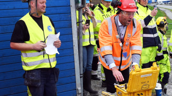 Mandag sørget Randaberg-ordfører Jarle Bø og bergsprenger Hans Jacob Nygaard fra Stangeland Maskin for at den første salven gikk av i dagsonen på Harestad. (Foto: Øyvind Ellingsen, Statens vegvesen). Mandag sørget Randaberg-ordfører Jarle Bø og bergsprenger Hans Jacob Nygaard fra Stangeland Maskin for at den første salven gikk av i dagsonen på Harestad. (Foto: Øyvind Ellingsen, Statens vegvesen).