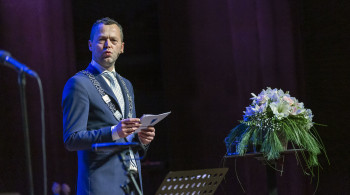 Ordfører Jarle Bø i Varen kulturscene under sin nyttårstale. Ordfører Jarle Bø i Varen kulturscene under sin nyttårstale.