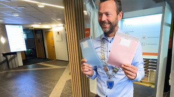 Ordfører Jarle Bø med stemmesedlene for valg til nytt kommunestyre og fylkesting. — Din stemme er viktig, sier ordføreren. Ordfører Jarle Bø med stemmesedlene for valg til nytt kommunestyre og fylkesting. — Din stemme er viktig, sier ordføreren.