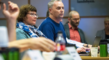 Ny runde for politikerne i Randaberg, her representert ved KrF-duoen Bodil Fjermedal Ludvigsen og Tomas Mørch. Bak skimtar vi blant annet Alexander Rügert-Raustein fra MDG. Ny runde for politikerne i Randaberg, her representert ved KrF-duoen Bodil Fjermedal Ludvigsen og Tomas Mørch. Bak skimtar vi blant annet Alexander Rügert-Raustein fra MDG.