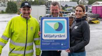 Eier og daglig leder Per-Erik Haga og utleiekoordinator Janne Cecilie Rasmussen tar imot Miljøfyrtårndiplomet fra ordfører Jarle Bø. Foto: Randaberg kommune / Andreas Borge Håmsø Eier og daglig leder Per-Erik Haga og utleiekoordinator Janne Cecilie Rasmussen tar imot Miljøfyrtårndiplomet fra ordfører Jarle Bø. Foto: Randaberg kommune / Andreas Borge Håmsø