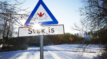 Skilt som forteller at isen i Harestadmyra er usikker. Skilt som forteller at isen i Harestadmyra er usikker.