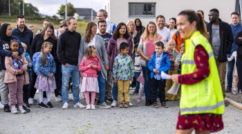 Rektor Eva Walde Lund kunne torsdag ønske 49 nye førsteklassinger velkommen til Harestad skole. Her er hun i forkant på grusplassen sammen med spente elever og foreldre. Rektor Eva Walde Lund kunne torsdag ønske 49 nye førsteklassinger velkommen til Harestad skole. Her er hun i forkant på grusplassen sammen med spente elever og foreldre.