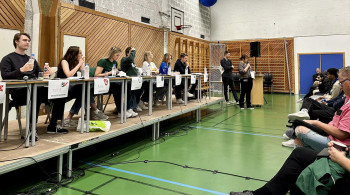 Ungdomspolitikere på podiet, klar til dyst i gymsalen på Randaberg videregående skole. (Foto: Randaberg vgs). Ungdomspolitikere på podiet, klar til dyst i gymsalen på Randaberg videregående skole. (Foto: Randaberg vgs).