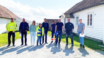 Byggegjengen på befaring på Vistnestunet tirsdag i denne uken, fra venstre Frode Olsson (støypearbeid), Tore Lende (Kolnes Maskin), Tonje Lustrup (Novaform), Solbjørg M. Isaksen (Randaberg kommune), Espen Bru og Marius Kolnes (Harestad Elektriske), Morten Knudsen og Rune Imsland (Byggmester Sagen) og Magnus Borisoff (Habi). (Foto: Reidun Irene Bjordal). Byggegjengen på befaring på Vistnestunet tirsdag i denne uken, fra venstre Frode Olsson (støypearbeid), Tore Lende (Kolnes Maskin), Tonje Lustrup (Novaform), Solbjørg M. Isaksen (Randaberg kommune), Espen Bru og Marius Kolnes (Harestad Elektriske), Morten Knudsen og Rune Imsland (Byggmester Sagen) og Magnus Borisoff (Habi). (Foto: Reidun Irene Bjordal).
