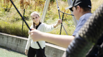 Omsorgsarbeider på en lekeplass