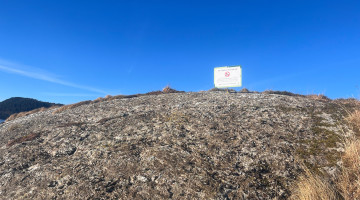 informasjonsskilt om hekkende sjøfugl på en holme i gandsfjorden i Sandnes kommune