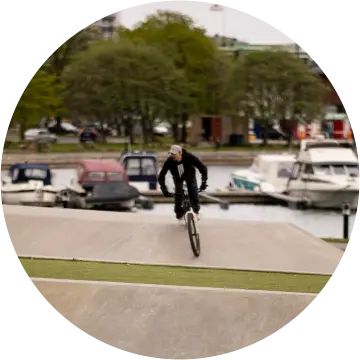 Gutt som kjører BMX i skatepark.