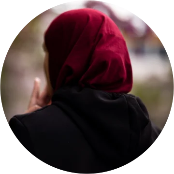 Kvinne i hijab, portrett bakfra.