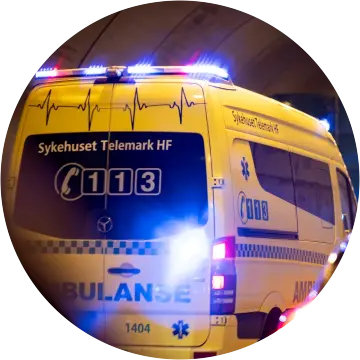 Ambulanse med blålys.