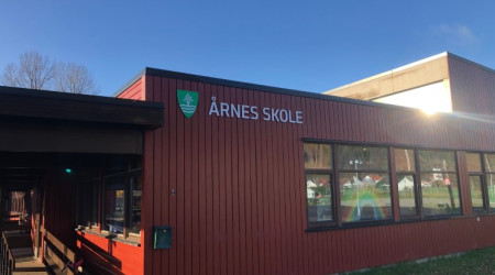 Fasadebilde av Årnes skole