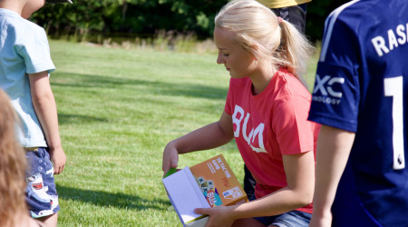 Ungdom i sommerjobb leder aktivitet sammen med barn på BUA.