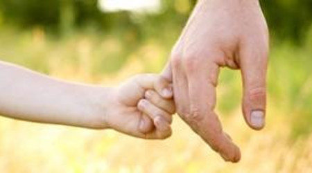 Bilde av en barnehånd som holder voksenhånd