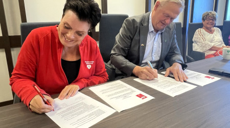 Siv Galdal Olsen og ordfører Jan Kristensen signerer hver sin kopi av avtalen