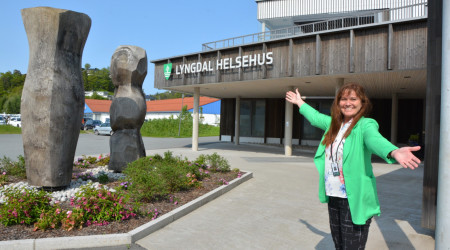 Anne Sanden Kvinen foran Lyngdal helsehus