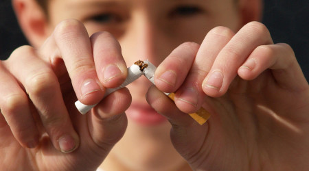 Bilde av person som ødelegger en sigarett. Bilde fra Pixabay,
