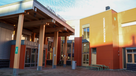 Bilde av Lyngdal kulturhus, som trekkes fram som godt eksempel på spenstig fargebruk i Lyngdal sentrum