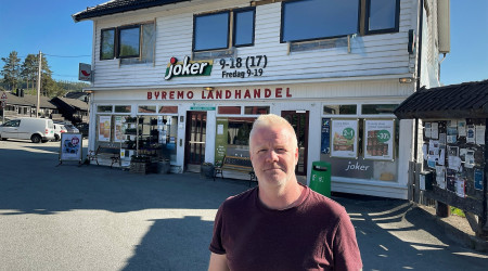Odd Tore Naglestad foran butikken på Byremo