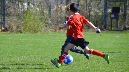 Bilde fra Pixabay av barn som spiller ball