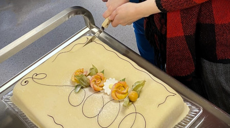 Bilde av en kake som kuttes opp