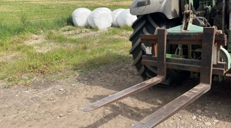 Traktor og rundballer