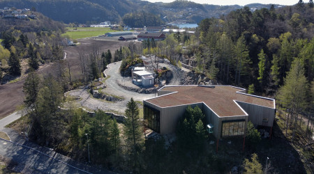 Dronefoto av museumsbygget i Forundringsparken