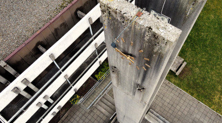 Nærbilde av klokketårnet ved Lyngdal rådhus