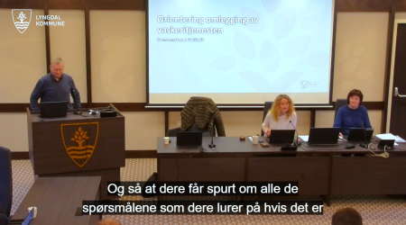 Bilde av kommunedirektøren som orienterer formannskapet om forslaget til omlegging av vaskeritjenesten i Helse og velferd
