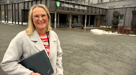 Elisabeth Orthe Karlsen foran helsehuset