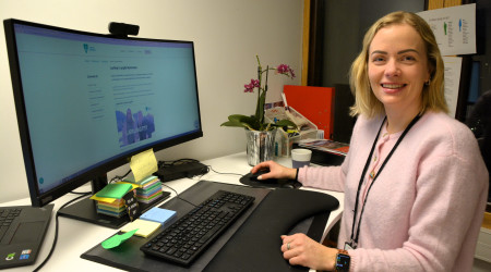 Ida Marie Eikebrok på kontoret