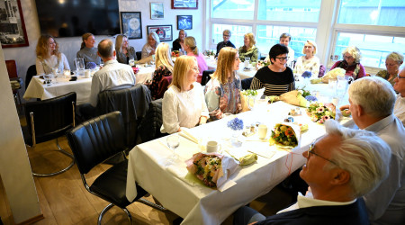 Bilde fra festkvelden på Lyngdal Inn, med folk rundt bordene.
