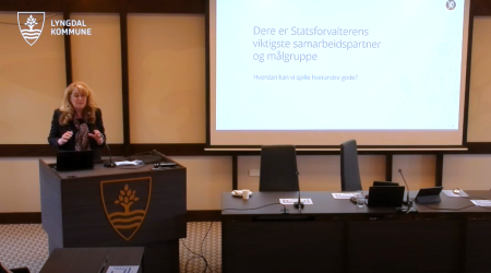 Bilde av statsforvalter Gina Lund på talerstolen i kommunestyresalen