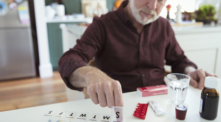 Bilde av person med medisindispenser