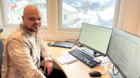 Bilde av byggesaksbehandler Ole Njerve Stensøy på kontoret