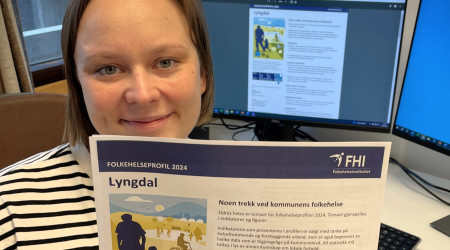 Kristine Engebretsen Illøkken holder opp utskrift av folkehelseprofilen for 2024