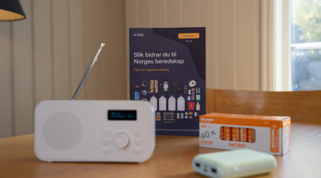 Bilde: DAB-radio og ekstra batterier. Foto: Daniel Fatnes, DSB