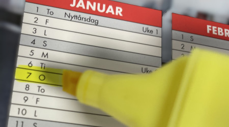 Bilde av kalender der onsdag 7. januar er markert med gul tusj