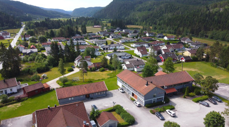 Dronefoto av bebyggelse i Konsmo sentrum