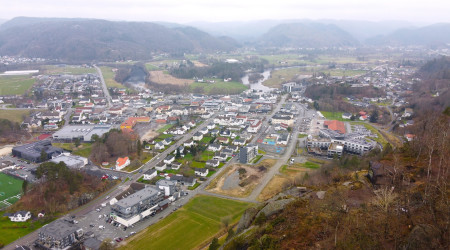 Dronefoto av Lyngdal sentrum med dagsturhytta i forgrunnen