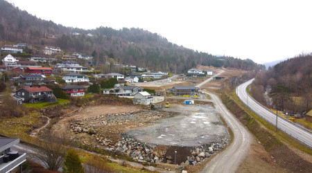 Dronefoto av det nye boligfeltet og den nye veien i Romskogen