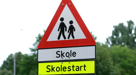 Bilde av fareskilt som informerer om skolebarn