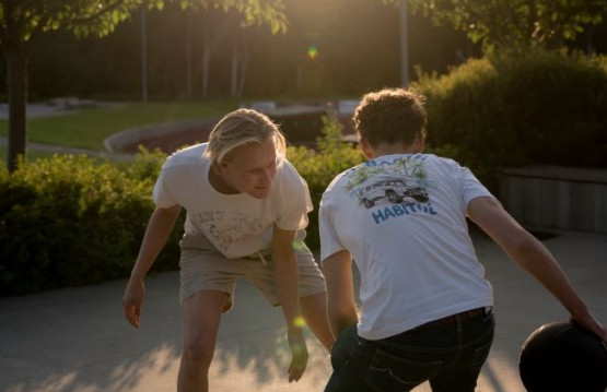 To unge menn som spiller basketball ute