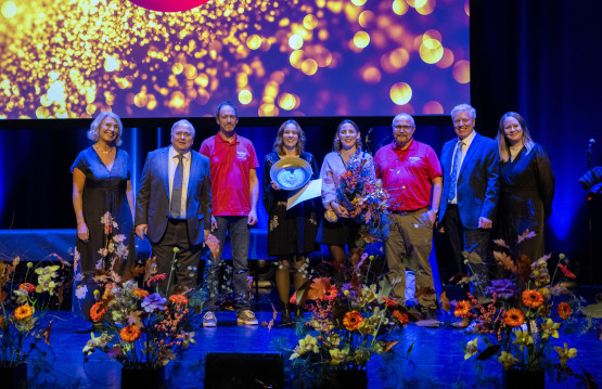 Gruppe med mennesker på en scene