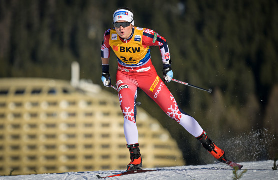 Ung kvinnelig skiløper i norsk drakt