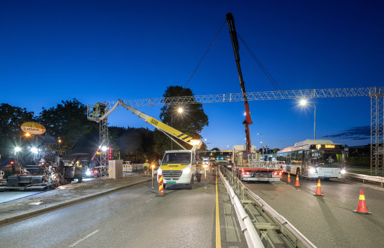 Foto av folk og arbeidsbiler når det monteres bomstasjon ved Kanalbrua i Tønsberg